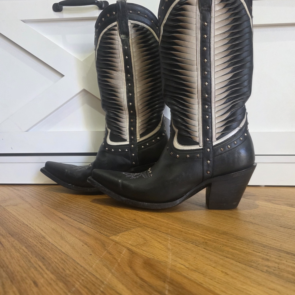 Black and Cream Western Cowboy Boots - Women's Stylish Riding Boots